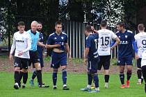 Místo vyrovnaného duelu byla k vidění jednostranná partie. Fotbalisté Nového Města (v modrém) v prvním divizním kole přemohli FC Žďas jednoznačným výsledkem 4:1.
