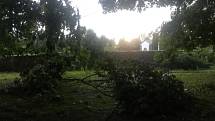 Páteční bouřka poničila i zámecký park ve Větrném Jeníkově