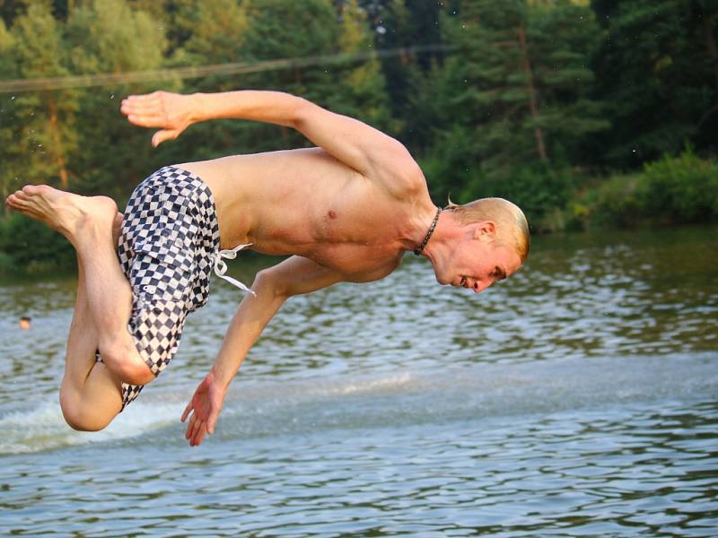 Skoky do vody patří k oblíbeným zábavám u rybníků či na koupališti. Problém ale nastává ve chvíli, kdy je v místě malá hloubka či pevné předměty skryté pod hladinou. 