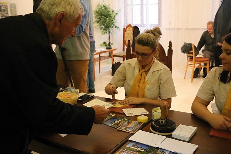 Lidé přicházeli do budovy Staré radnice, kde byla zřízena krátkodobá poštovní přepážka.