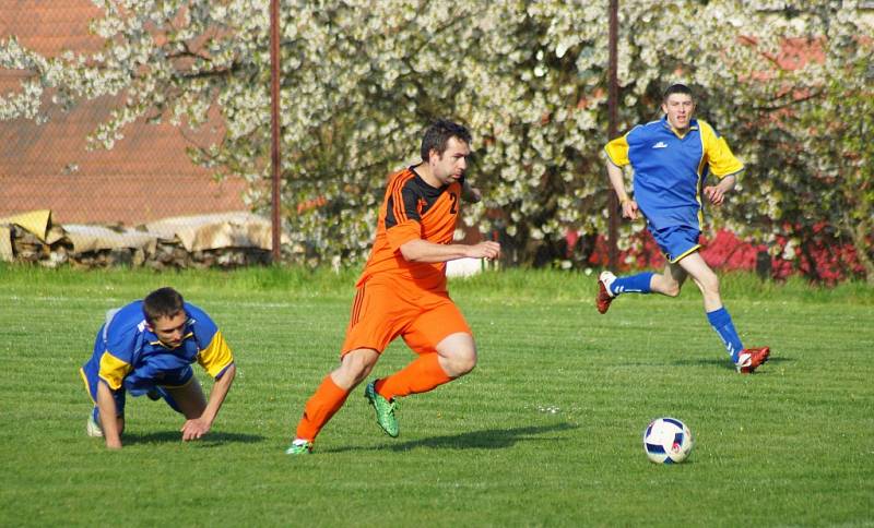 Bohdalec (v modrém) porazil Velkou Losenici 3:1 a nadále ztrácí na vedoucí Bohdalov B ve IV. třídě skupině A šest bodů. 