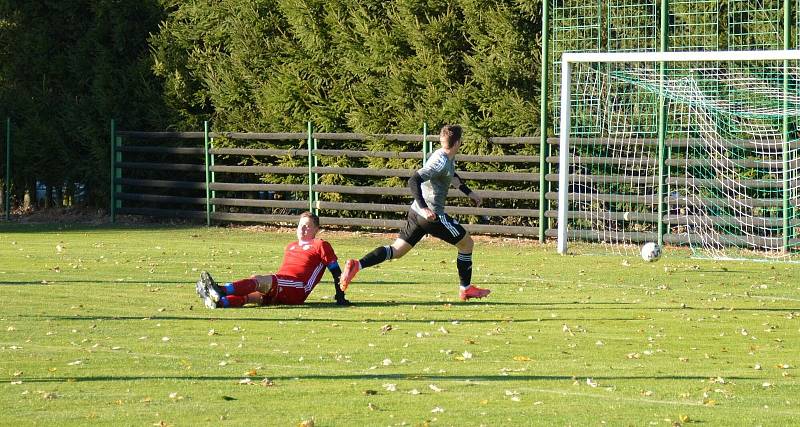 Ve šlágru 13. kola krajského přeboru Vysočiny zvítězili fotbalisté juniorky Nového Města (v šedých dresech) na hřišti Nové Vsi (v modrobílém) 3:0.