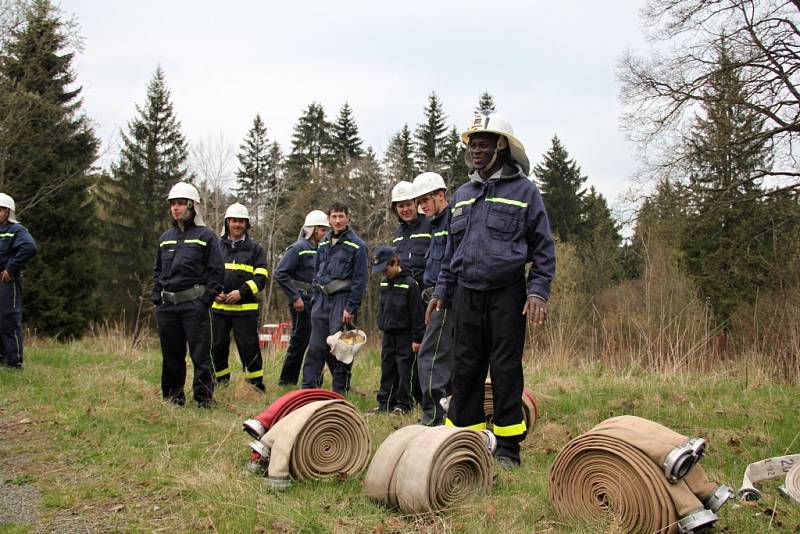 Námětové cvičení tří hasičských sborů Kuklíku, Studnic a Rokytna.