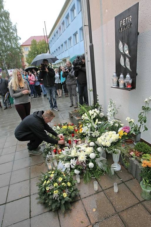 Vedení školy, desítky žáků a rodina položili 14. října ve Žďáru nad Sázavou květiny u pamětní desky před školou jako vzpomínku na spolužáka Petra Vejvodu. Šestnáctiletý student zemřel před rokem, když bránil spolužačku před útokem psychicky nemocné ženy.