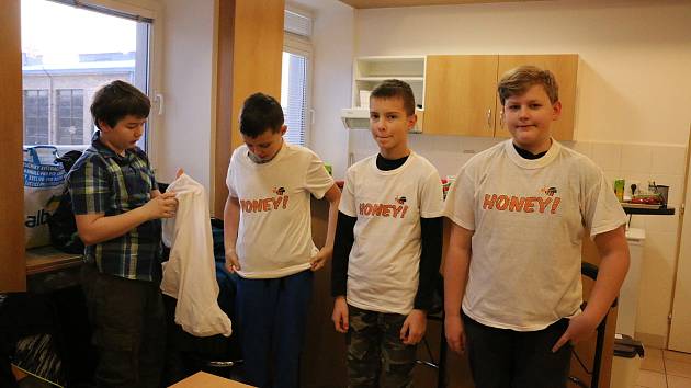 Mladí včelaři z Bobrové přivezli malou pozornost dárcům krve.