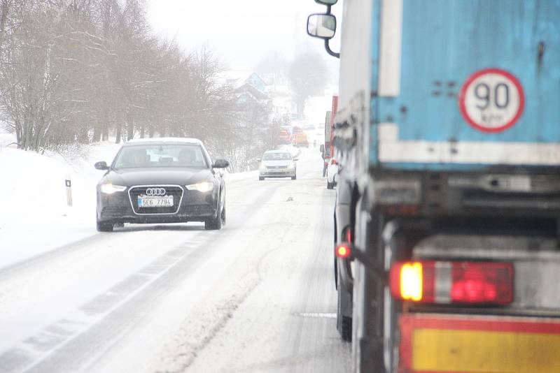 Nejvážnější dopravní nehoda se stala v pondělí ve 12:28 hodin na silnici u obce Škrdlovice na Žďársku. Jednalo se o čelní střet dvou vozidel.