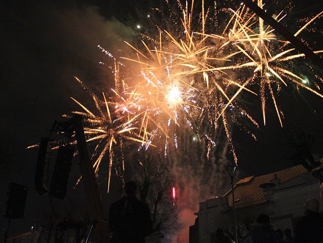 OBRAZEM: Novoroční výbušná podívaná zaplnila žďárské náměstí
