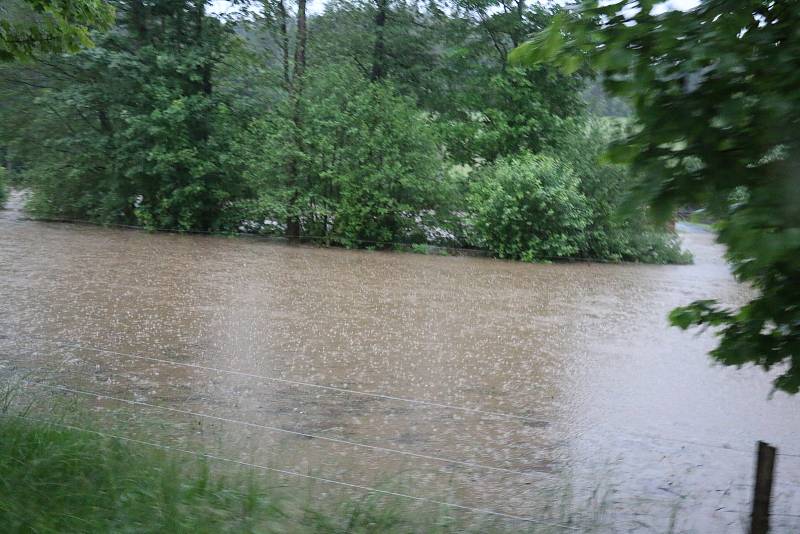 Přívalové deště u Krásného rozvodní řeku Svratku.