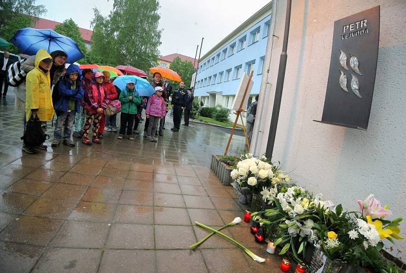 Pamětní deska věnovaná Petru Vejvodovi, tragicky zavražděnému v říjnu minulého roku duševně nemocnou ženou, byla odhalena ve Žďáru nad Sázavou. Železná deska kombinovaná se sklem je umístěna na stěně školy, v níž se tragická událost odehrála.