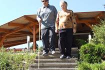 Chůze nevidomého po schodech za osobní asistence je jednou z „disciplín“, kterou lidé se zrakovým postižením ve Třech Studních trénují.  
