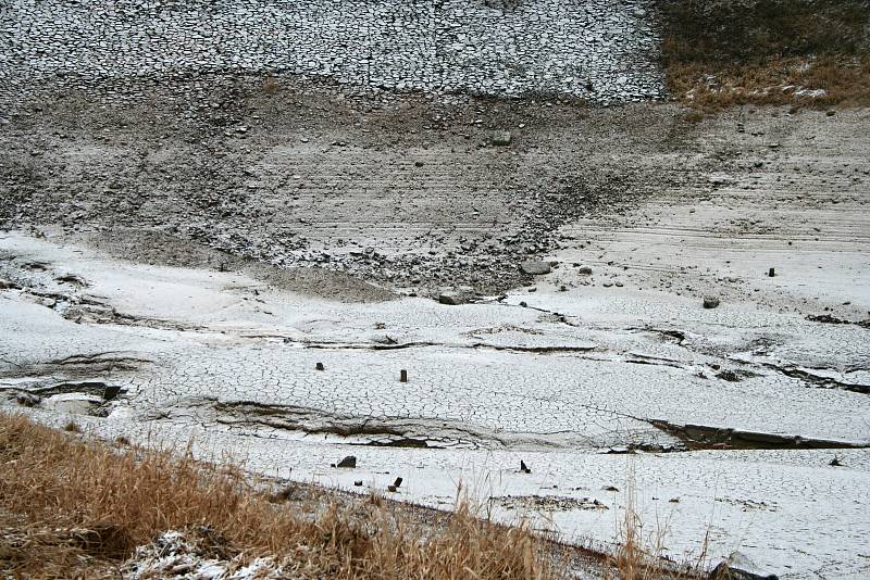 Za oběť Vírské přehradě padly obce Chudobín a Korouhvice. Jejich pozůstatky lze spatřit když je méně vody. Stejně tak i pozůstatky staré betonárky.