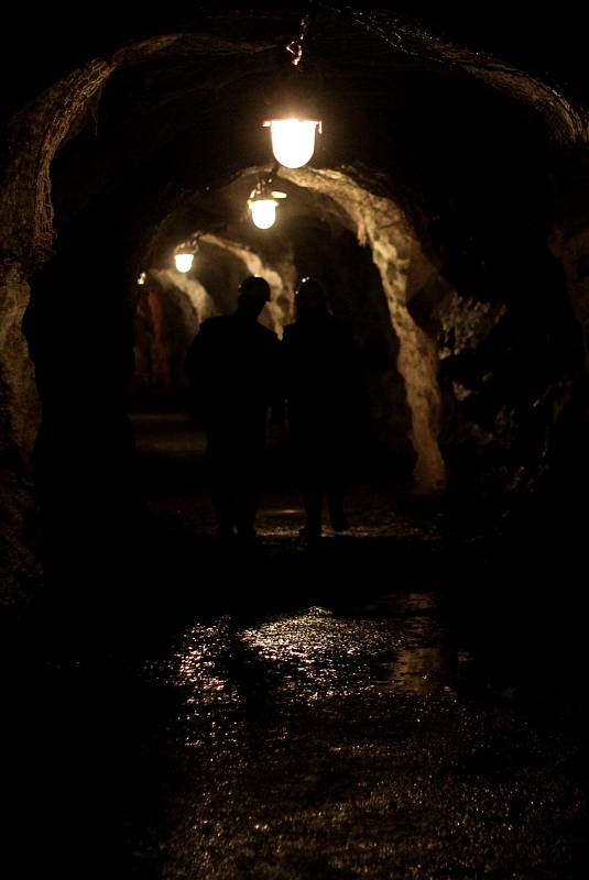 Fotografie ukazují uranový důl v době plného provozu. Nyní je už čtyři roky zavřený.