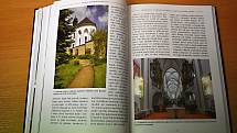 Novou publikaci Tajemství žďárských kostellů lze zakoupit ve žďárských knihkupectvích nebo objednat u nakladatelství Tváře.