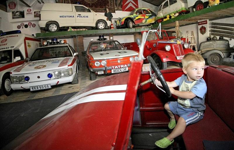 Expozice automobilových veteránů značky Tatra je otevřena v Bystřici nad Pernštejnem.