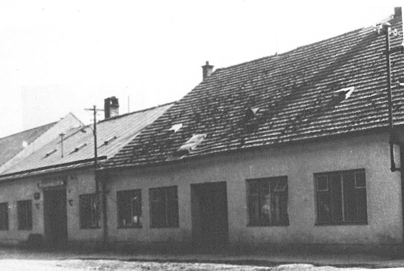 Přestavěná budova n.p. GALA, rok 1956.