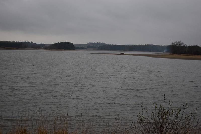 Novoveselský rybník je oblíbeným místem turistů i čkolních dětí.