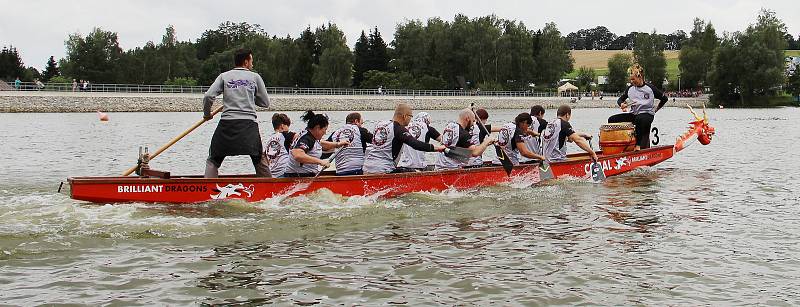 Hladinu Pilské nádrže ve Žďáře nad Sázavou rozčeřily v sobotu 19. srpna dračí lodě. Divákům se předvedlo bezmála čtyřicet posádek v sedmi kategoriích.