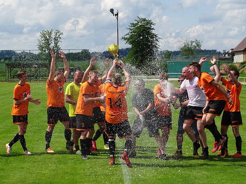 Okresním přeborníkem na Žďársku jsou v sezoně 2021/2022 fotbalisté Křižanova (v oranžových dresech). Rozhodli o tom sobotní remízou 2:2 proti rezervě Nové Vsi.