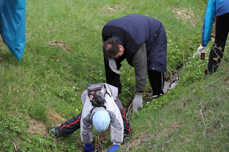 Uklízení odpadků při akci Čistá Vysočina.