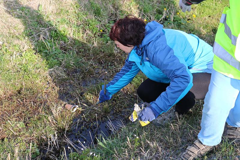 Do sbírání odpadků podíl silnic se pustili dobrovolní hasiči z Rokytna i z Kuklíku.