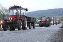 Kolona asi patnácti zemědělských strojů vyrazila ve středu v osm hodin ráno na silnici číslo 19 mezi Novým Městem a Žďárem nad Sázavou. 