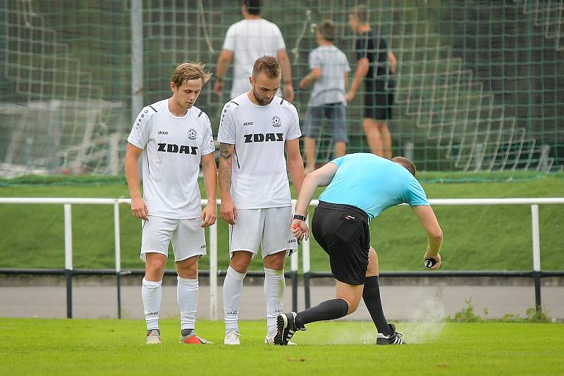 Divizní krajské derby mezi fotbalisty Žďáru nad Sázavou (v bílém) a Ždírce nad Doubravou (ve žlutočerném) rozhodla až závěrečná čtvrthodina. Žďár vyhrál 2:0.