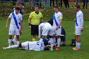 V sobotním záchranářském souboji MSFL mezi fotbalisty Nového Města na Moravě (v modrém) a Frýdku-Místku (v bílém) se diváci branky nedočkali.