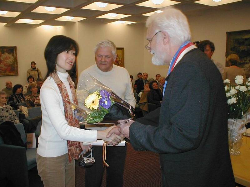 Fumiko Išioka, Jiří Brady a Josef Sokolíček v roce 2004.