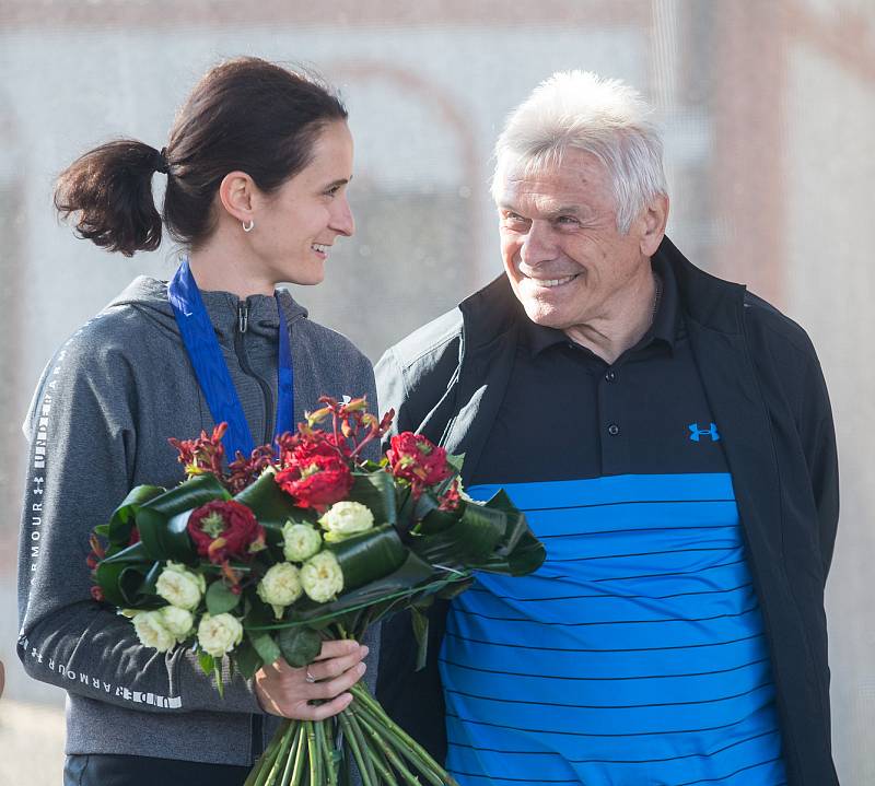 Vítání rychlobruslařky Martiny Sáblíkové v jejím rodném Žďáře nad Sázavou.