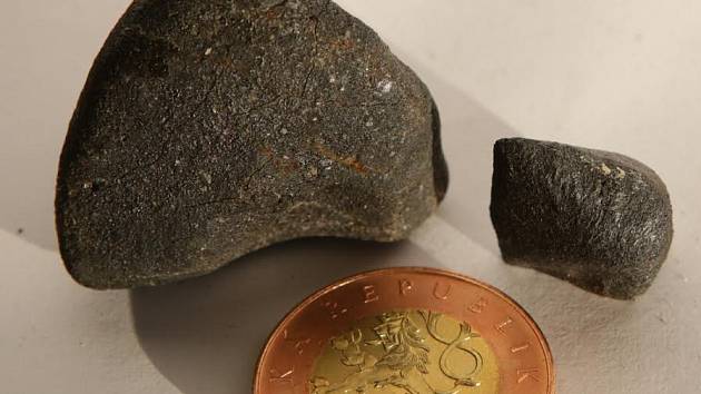 Oba dosud nalezené meteority Žďár nad Sázavou – vpravo první meteorit (6g), vlevo druhý meteorit (40g).