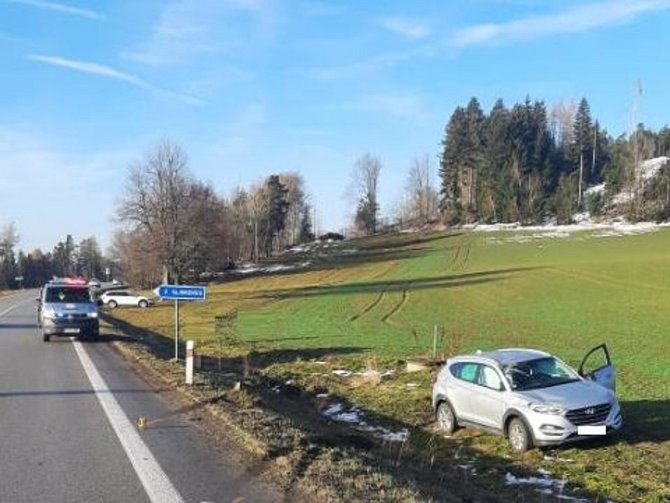 Dopravní nehoda mezi Novým Městem na Moravě a Radňovicemi. Foto: poskytla PČR