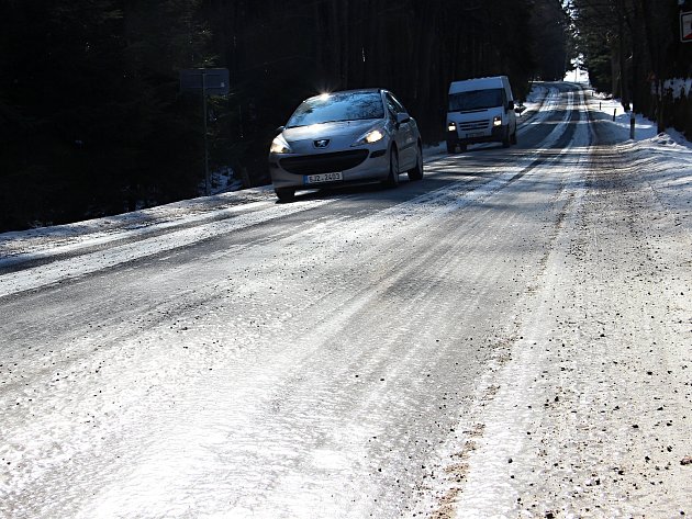 Silnice u Svratky jsou plné ledu, řidiči se jim raději vyhýbají
