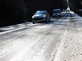 Několikacentimetrová vrstva ledu na krajské silnici II/350 u Cikháje.
