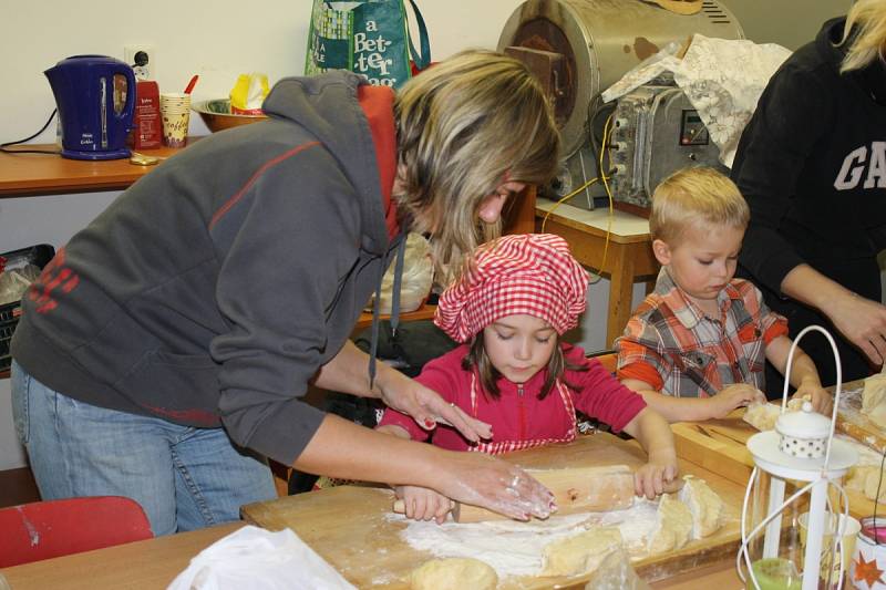 Děti v Sázavě vyráběly lucerničky a svatomartinské rohlíčky - tvarohové s rozinkami.