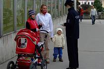 Ve středu 6. dubna policisté ve Žďáře učili děti přecházet přes přechody.