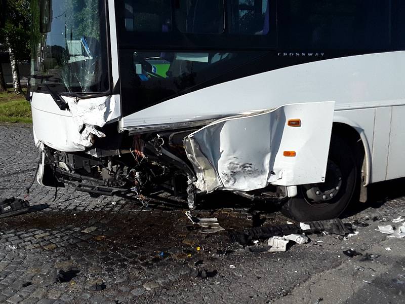 Srážka autobusu a osobního auta, která se stala krátce před osmou hodinou ranní na silnici mezi u Novými Sady a Velkou Bíteší na Žďársku.