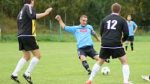 Devět gólů nasázelo v sobotu béčko Bystřice (v modrém) fotbalistům Křoví (v černých dresech).