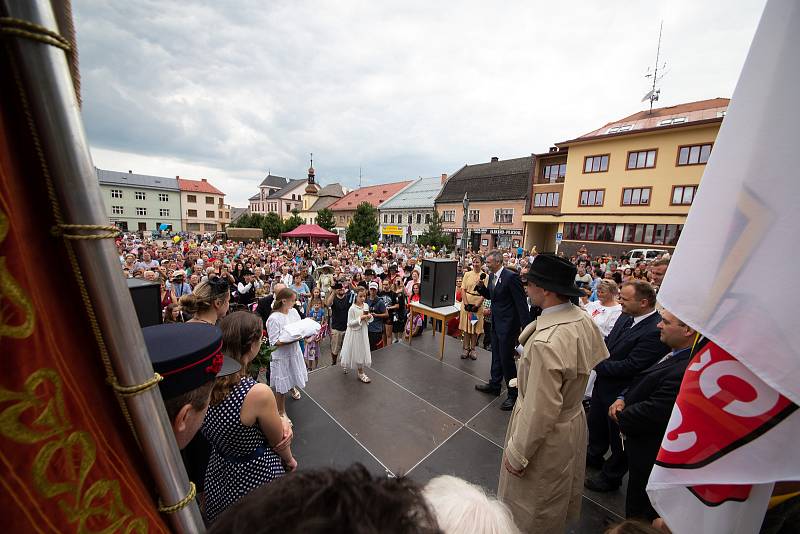 Téměř na den přesně se do Nového Města na Moravě vrátil po devadesáti letech první československý prezident Tomáš Garrigue Masaryk. Novoměští ho v sobotu při městských slavnostech Nova Civitas přivítali stejně jako 17. června 1928 – chlebem a solí. FOTO: 