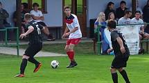V úvodním kole nového ročníku východní skupiny 1. B třídy si fotbalisté Radešínské Svratky (v tmavém) hravě poradili výhrou 4:0 se Stonařovem (v bílých dresech).