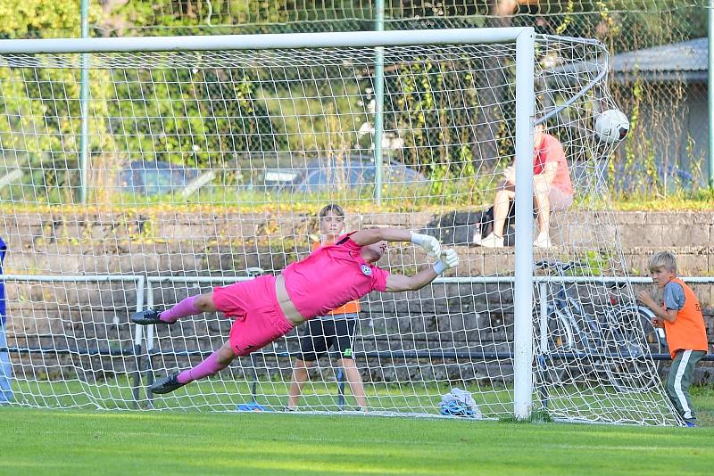 Divizní krajské derby mezi domácími fotbalisty Žďáru nad Sázavou (v bílém) a Slavojem Polná (v červených dresech) skončil jasnou výhrou FC Žďas 6:0.