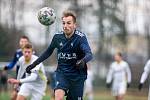 Výborně rozehraný duel měli proti Hlučínu fotbalisté Nového Města na Moravě (v modrém). Proti Hlučínu ovšem vedení 2:0 neudrželi a nakonec prohráli 2:3.