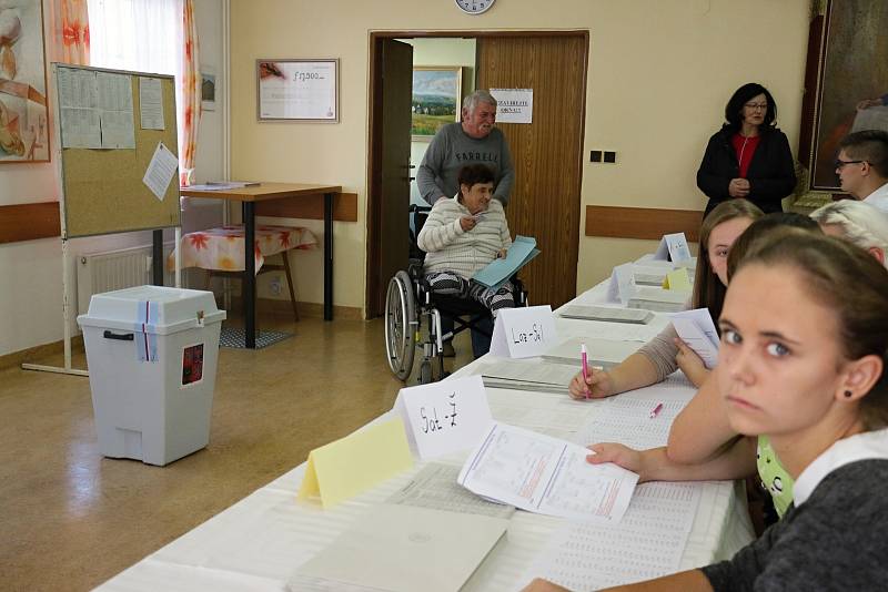 Lidé z volebního okrsku číslo jedna chodili volit do "Dépéesky".