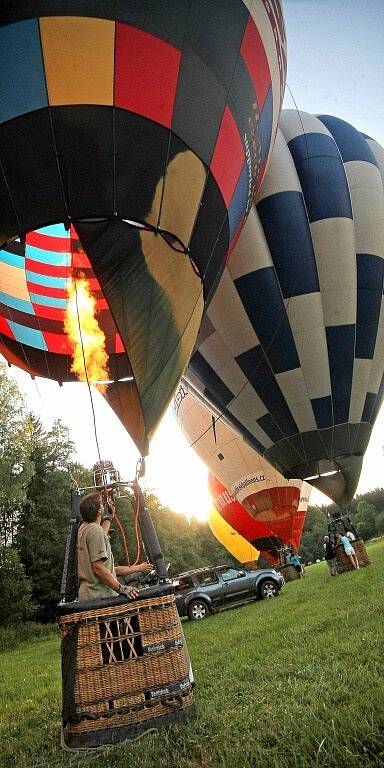 Lidé mají v okolí Radešína možnost vídat na nebi horkovzdušné balony až do soboty vždy v brzkých ranních hodinách a před západem slunce.