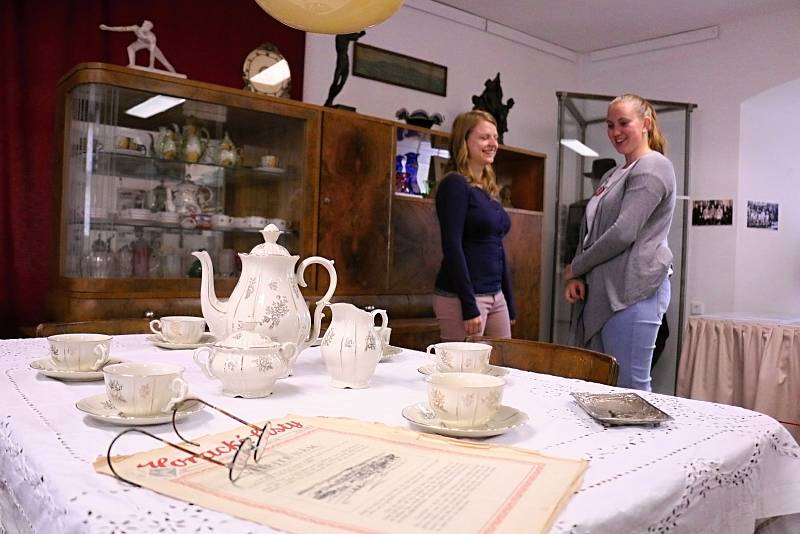 Návštěvníci výstavy zavítají do parádního pokoje středostavovské rodiny i do kuchyně chudších vrstev.
