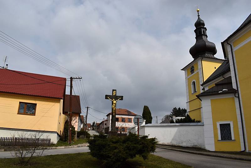 Památkově chráněný svatostánek v Obyčtově, jehož půdorys je zformovaný do tvaru želvy, navrhl na popud opata Velmluvy Jan Blažej Santini Aichl.