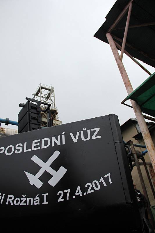 Poslední vozík uranové rudy byl z dolu Rožná 1 u Dolní Rožínky vyvezen z hlubin na povrch 27. dubna 2017.