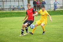 Fotbalisté Bobrové (ve žlutém) mohli ještě zdramatizovat boj o postup v okresním přeboru. Nestalo se, vedoucím Hamrům doma v neděli podlehli těsně 0:1.