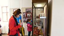 Výstava produkce cínařské firmy manželů Grégrových z Velké Bíteše, která začala ve žďárském muzeu, monitoruje čtvrt století její činnosti.
