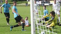 Pouťové derby mezi domácím Žďárem nad Sázavou (v bílém)  a Velkou Bíteší bylo rozhodnuté již po pětačtyřiceti minutách. FC Žďas vedl v poločase už 3:0, po změně stran pak přidal ještě další dvě branky.