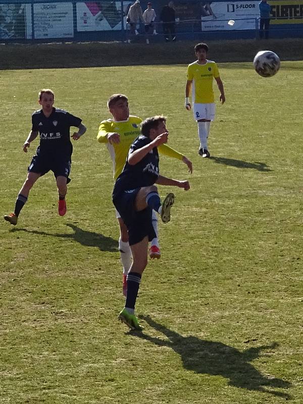 Veledůležitý záchranářský souboj mezi fotbalisty Nového Města na Moravě (v modrém) a juniorkou FC Vysočina (ve žlutých dresech) skončil výhrou domácích 1:0.